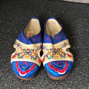 Korean embroidered slip on flat shoes women’s size 8